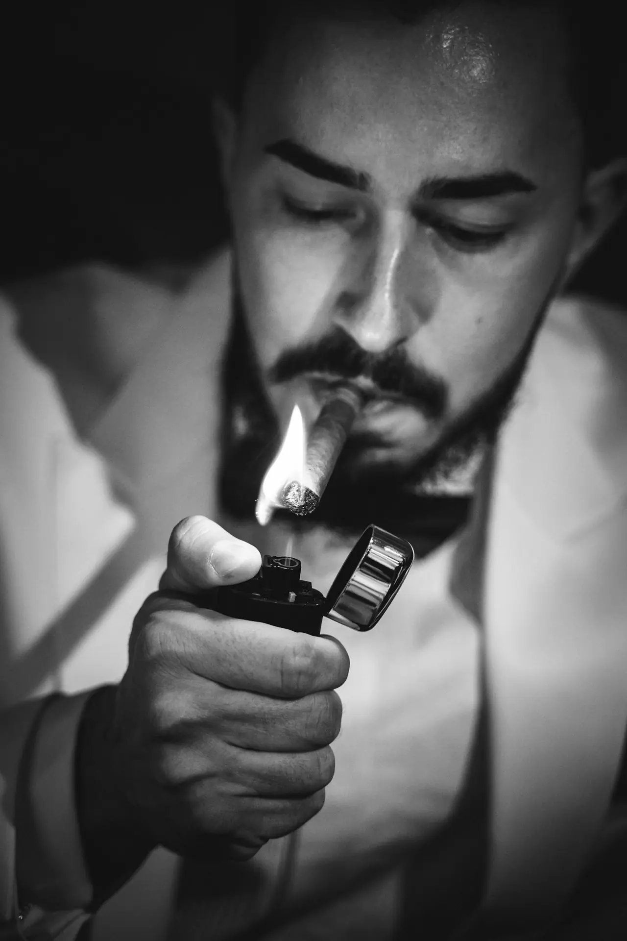 Portret de nuntă alb-negru surprins de Clipe Dragi — Videograf Iași, axat pe emoții autentice și stil documentar.